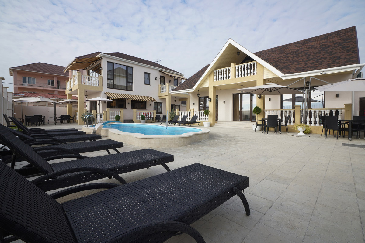 Шезлонги Шезлонги у бассейна на отдыхе в Заозерном