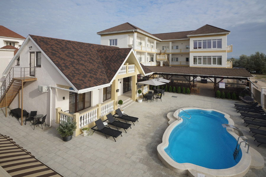 Заозерное отели на берегу моря: бассейн