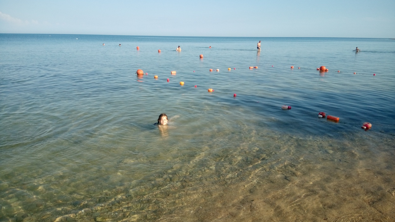 Ребенок на пляже Заозерного Заозерное Крым отдых с детьми: пляж